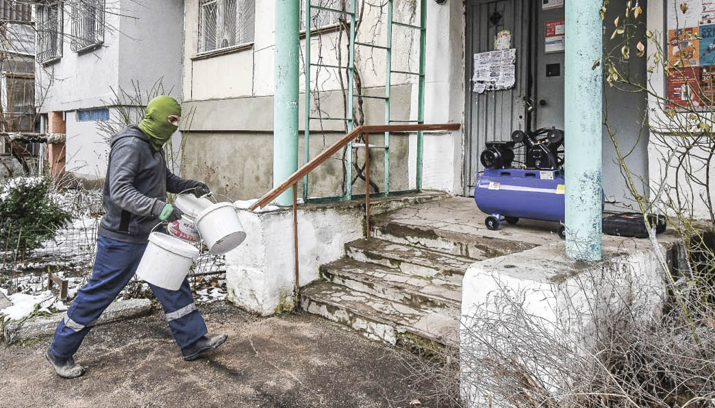 В Симферополе обновляют подъезды в многоквартирных домах