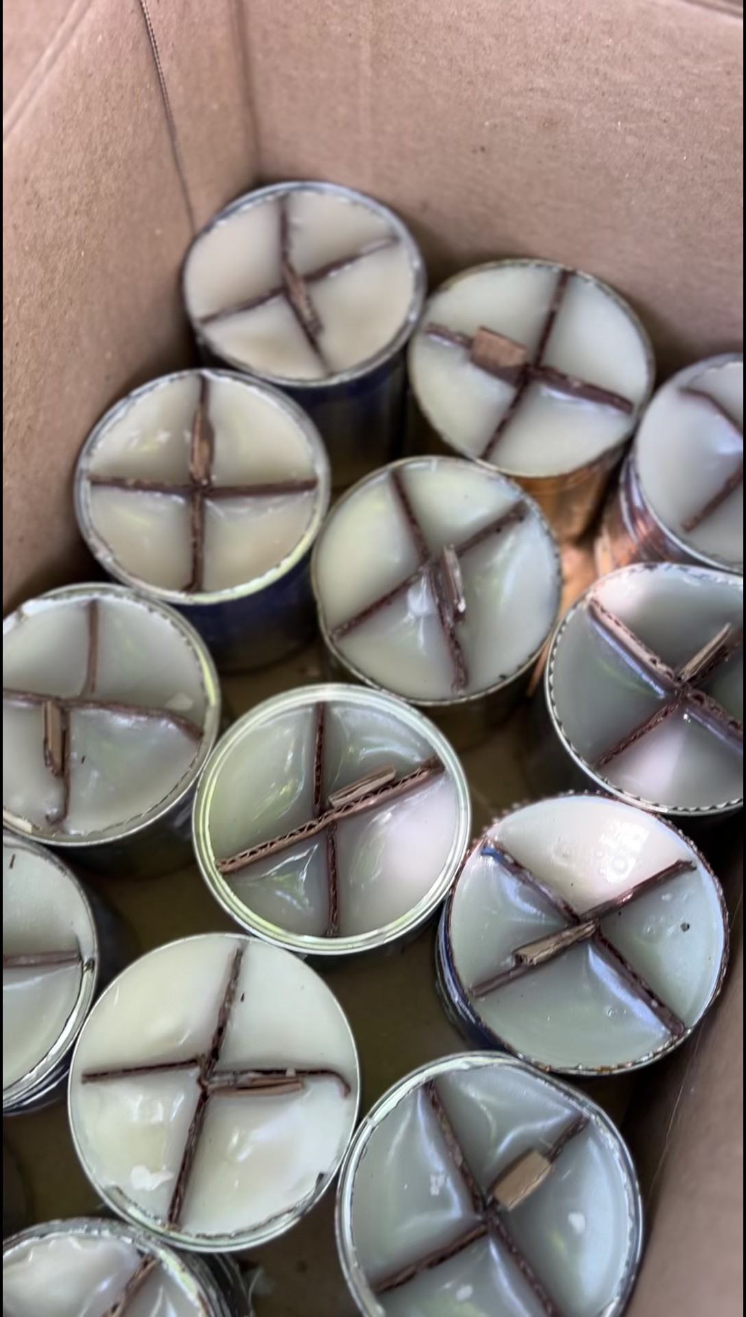 79-летний дедушка и 17-летняя внучка развернули "пасечное" изготовление блиндажных свечей в Крыму