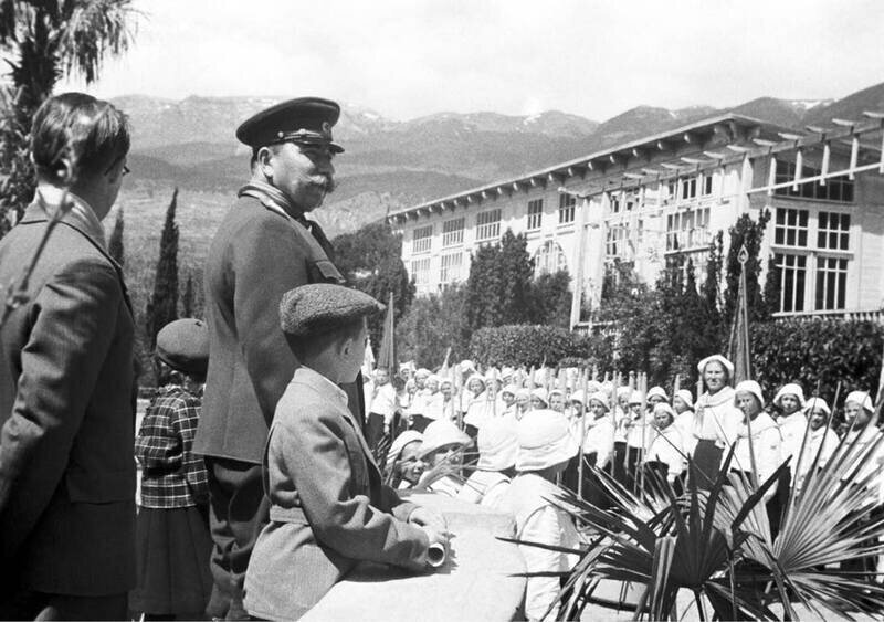 Спасительные часы в Симферополе, усы и честь: история великого маршала Семёна Будённого в Крыму 