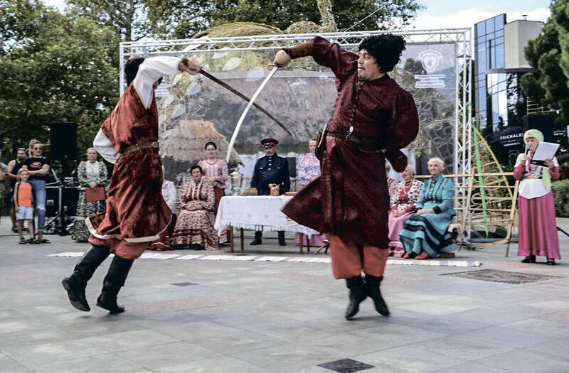 Казацкая удаль, передача писем и 200 артистов: как прошёл фестиваль «Крымские тулумбасы»