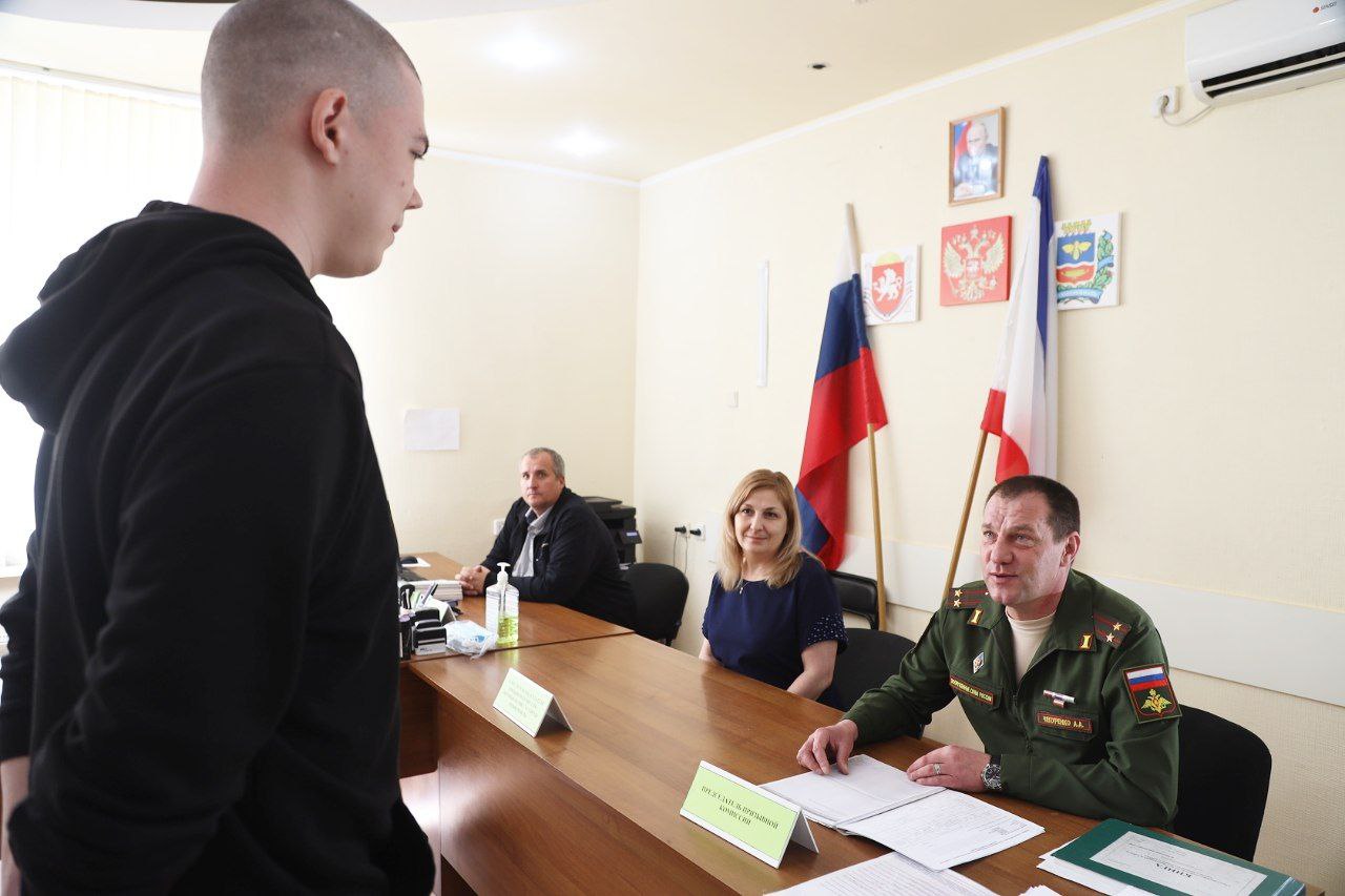 В Крыму проходит весенний призыв - фоторепортаж