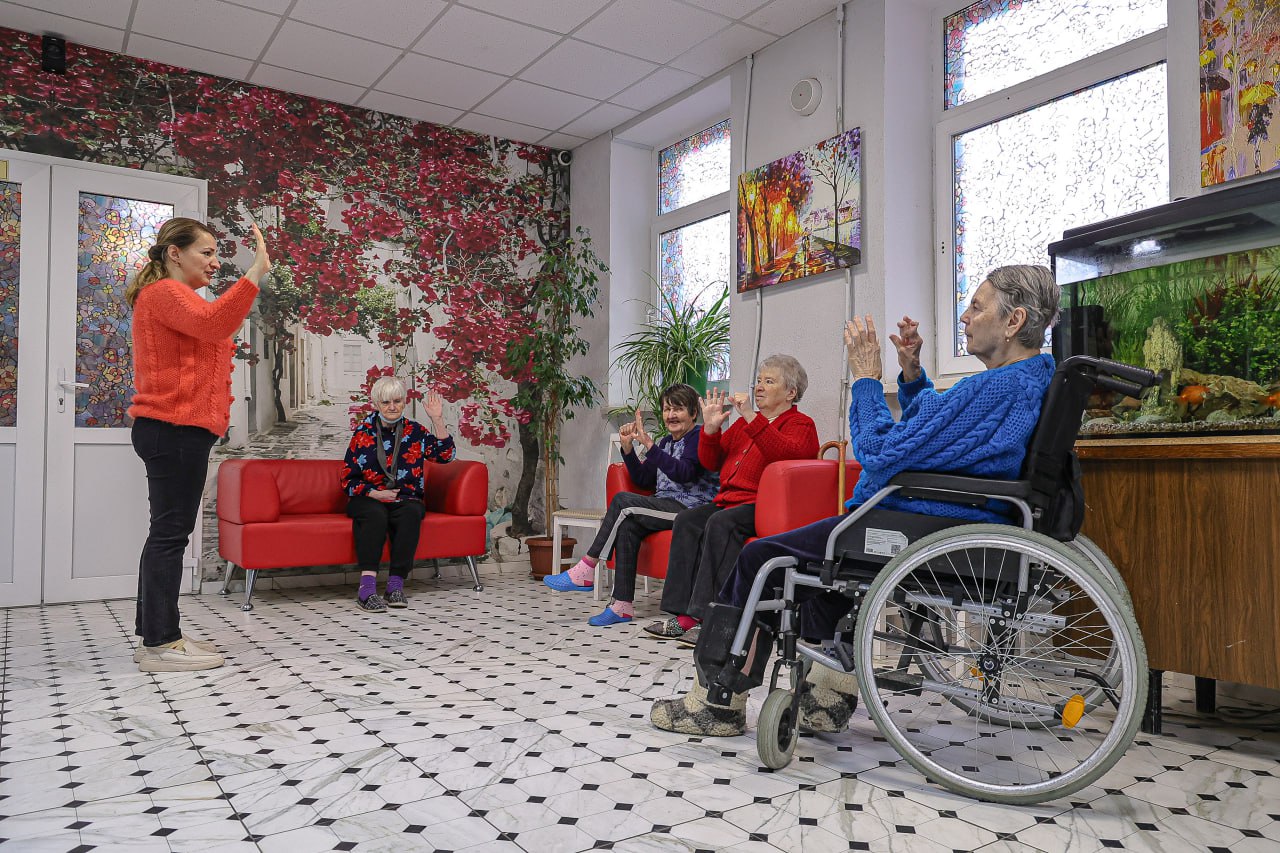 Песочная анимация, вокал и боулинг: как живут постояльцы симферопольского пансионата для престарелых 