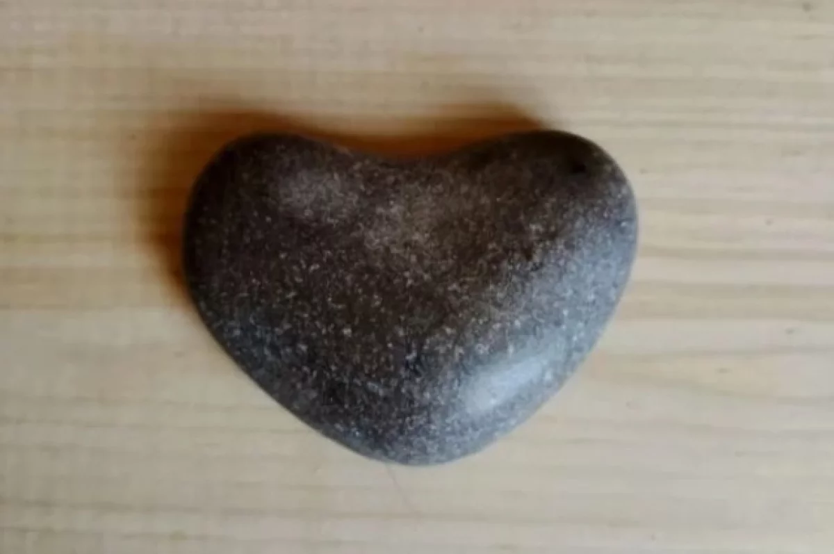 "Помогает встретить свою любовь": камень в форме сердца продают в Симферополе за миллион рублей