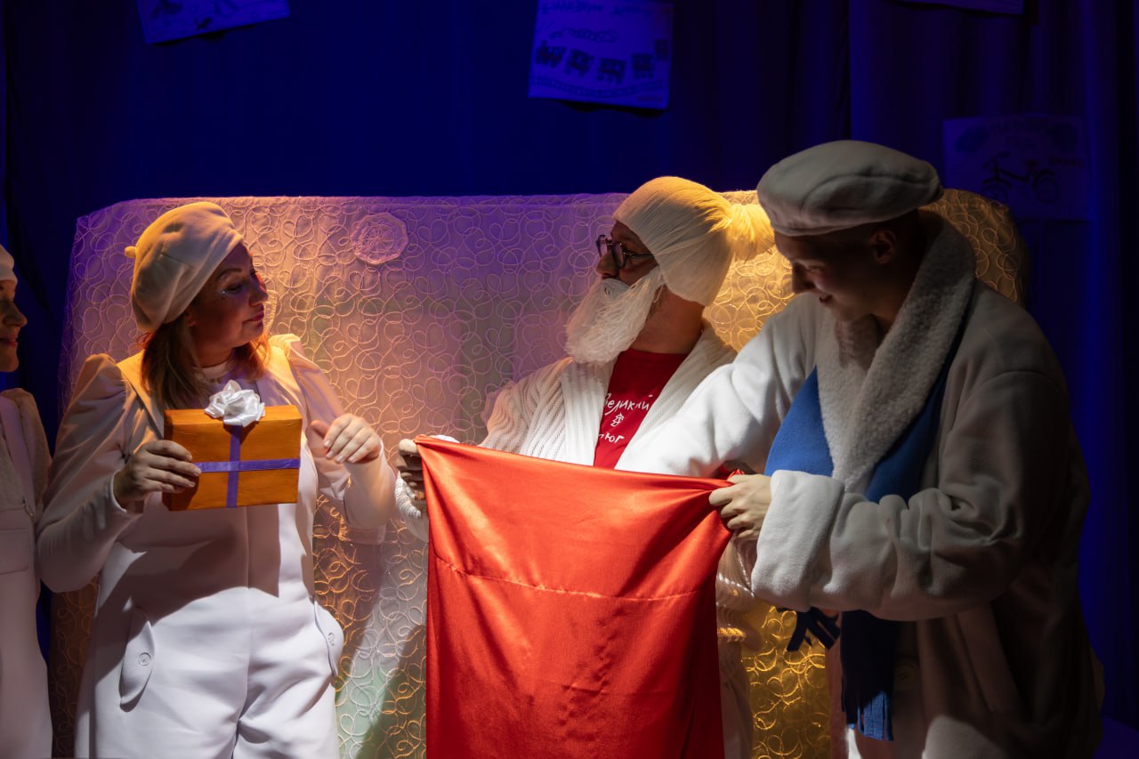 О чём мечтают дети: в Крымском театре кукол состоялась премьера новогодней сказки «Папин Новый год!»