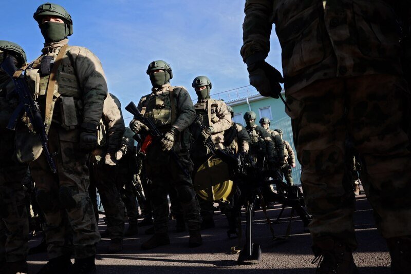 Аксёнов посетил одно из военных подразделений и наградил крымских бойцов