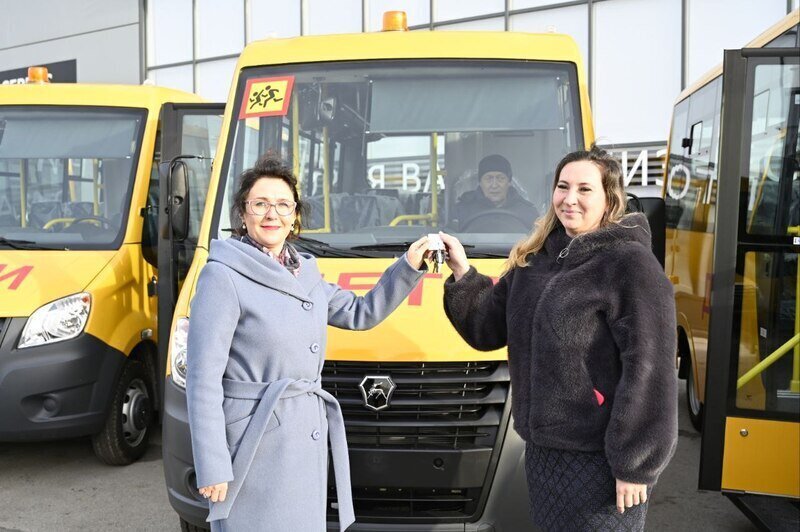 Крымским школам передали 28 автобусов