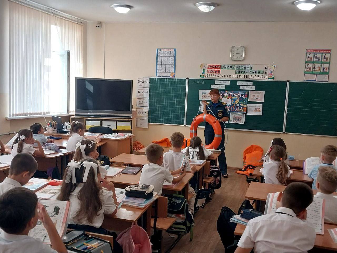 Сотрудники МЧС проводят уроки безопасности в крымских школах