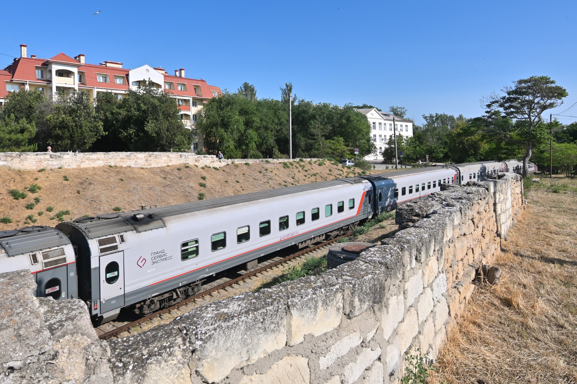 В Крым и обратно задерживаются 7 поездов