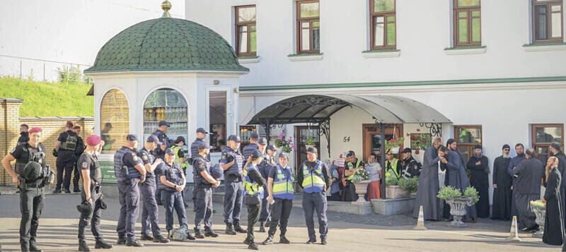Вместо паломников разместят ВСУ: "церковные торги"  в штурмованной Киево-Печерской лавре 