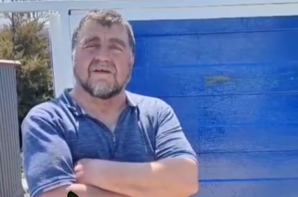 Это случайно получилось: крымчанин объяснил, зачем покрасил забор в желтый и синий цвета 