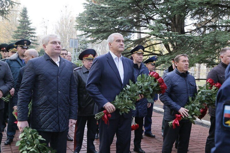 В Симферополе прошла церемония возложения  цветов к мемориалу на Могиле Неизвестного солдата 