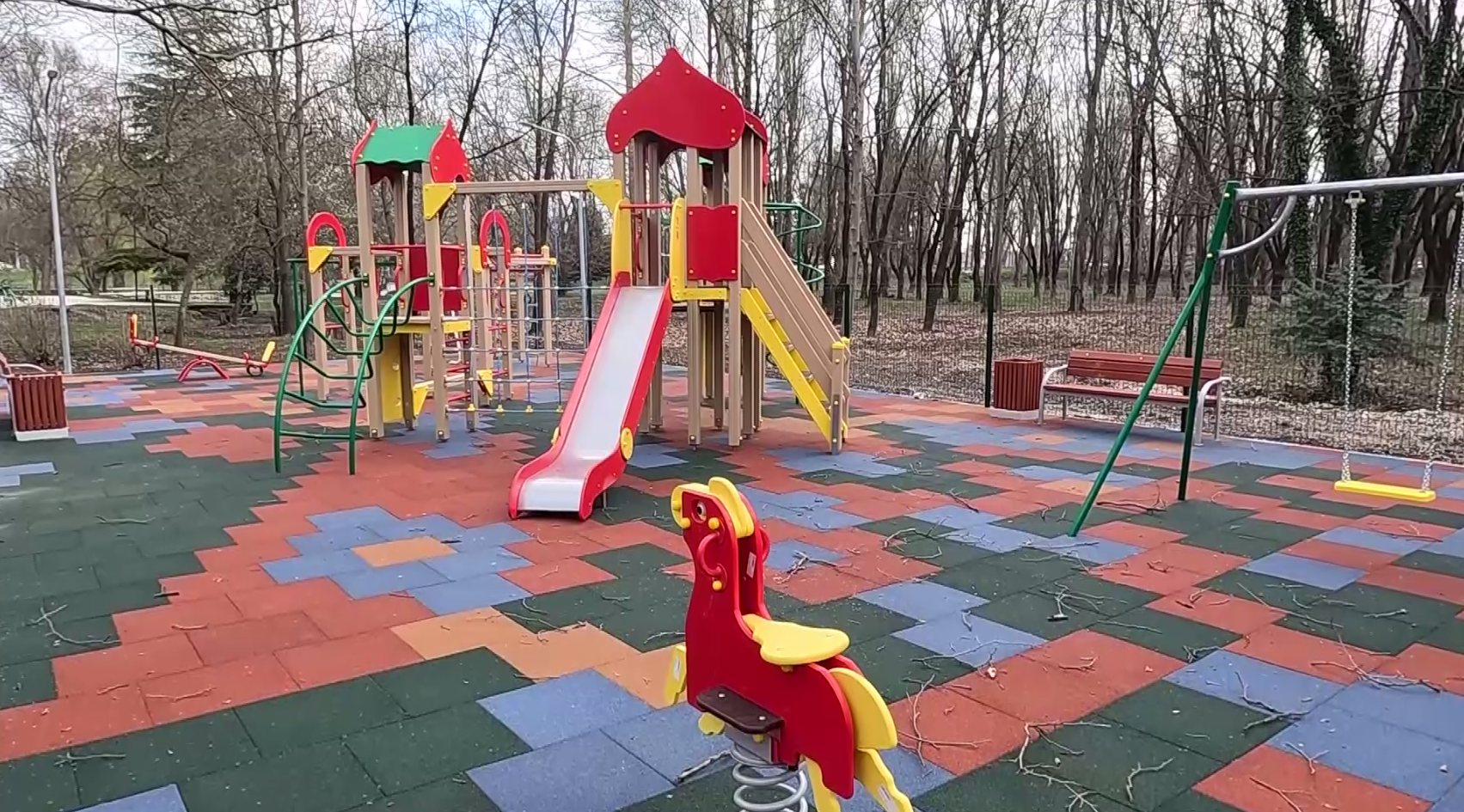 В Гагаринском парке Симферополя установили детскую площадку 