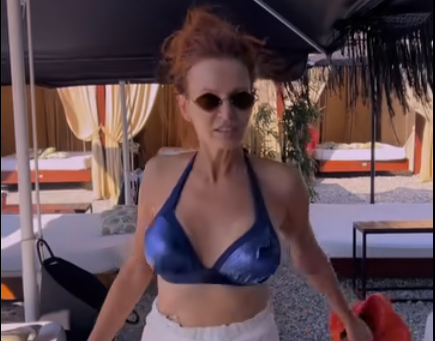 Известная певица приехала в Крым и надела купальник, как у главы горадминистрации