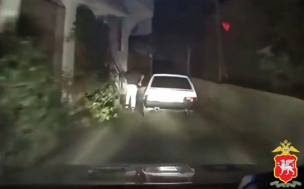 Пьяный иностранец пытался скрыться на машине от автоинспекторов в Алуште