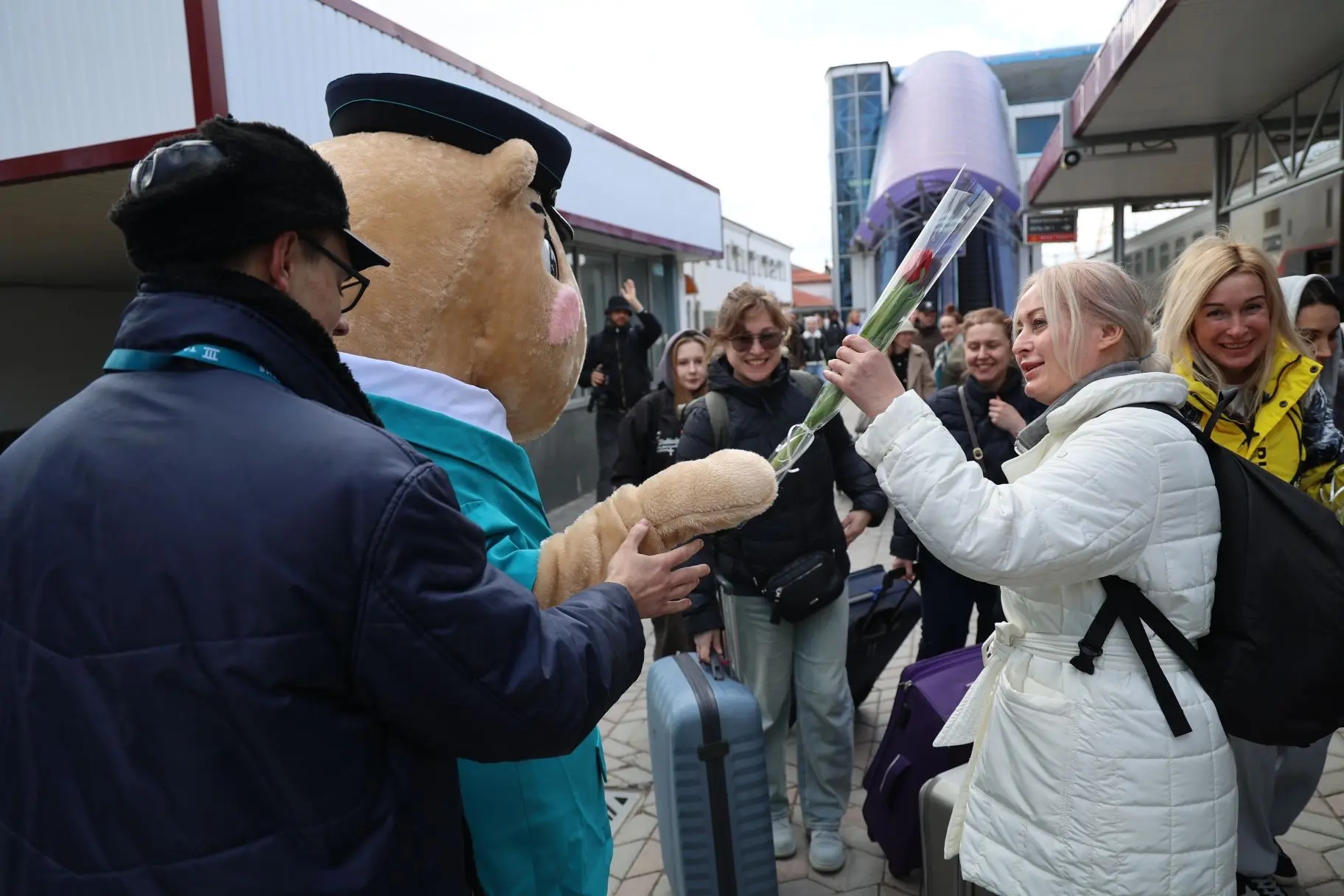 8 марта на вокзале Симферополя путешественниц встретили тюльпанами