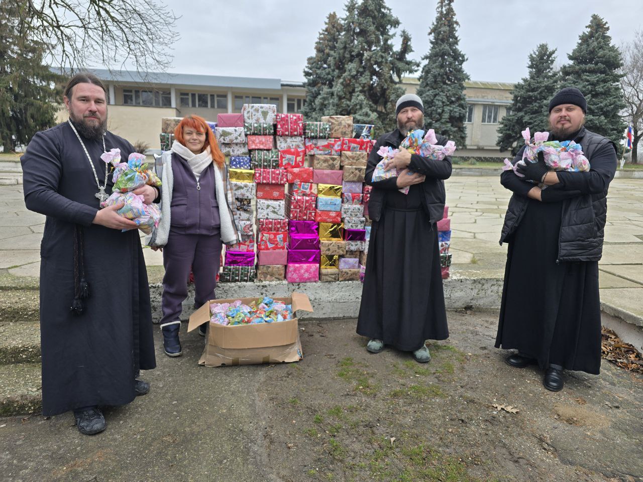 Крымские школьники передали детям из Херсонской области подарки