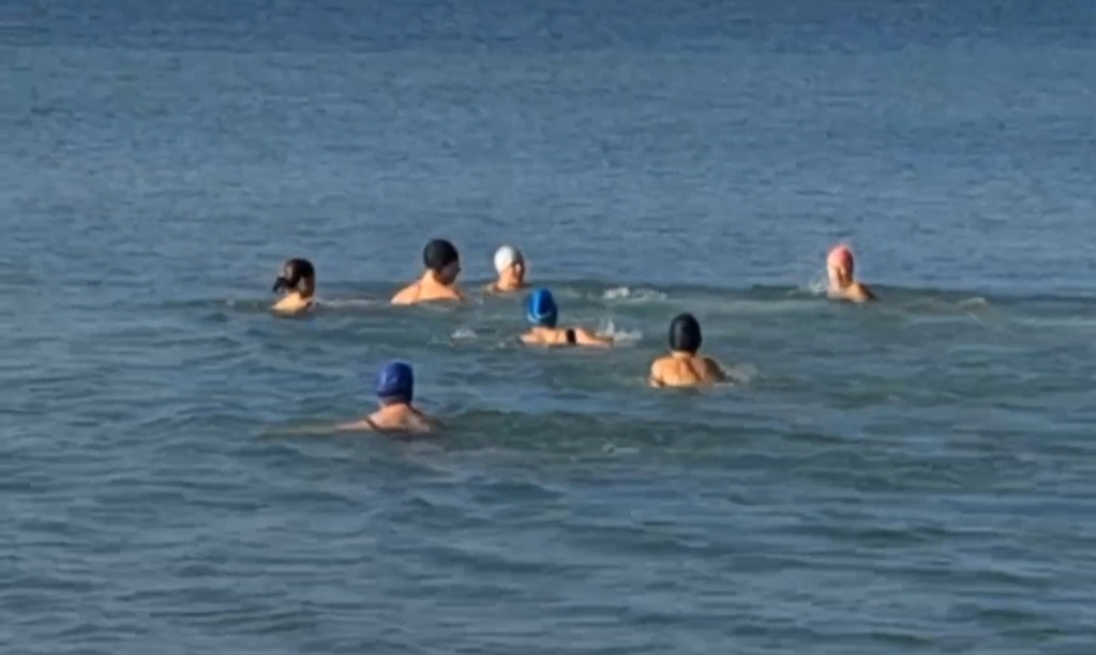 В Крыму 50 человек приняли участие в зимнем заплыве