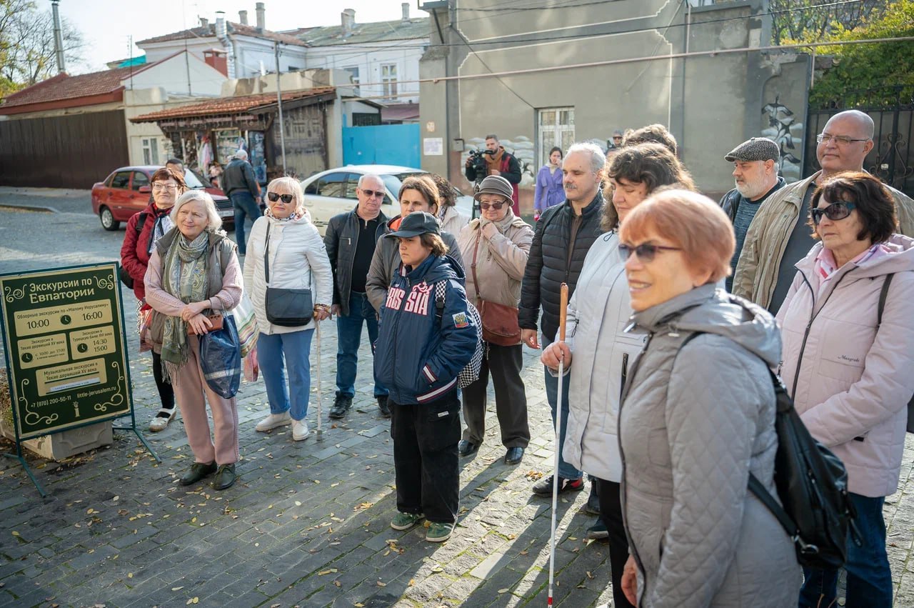 В Евпатории прошла первая экскурсия для слабовидящих и незрячих людей
