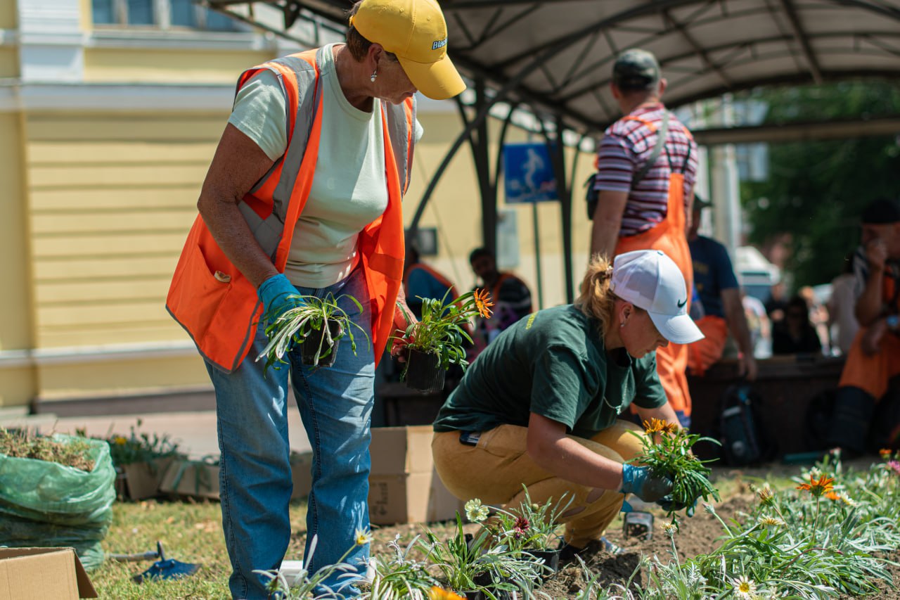 В Симферополе высадили 1700 ярких цветов вокруг площади Советской