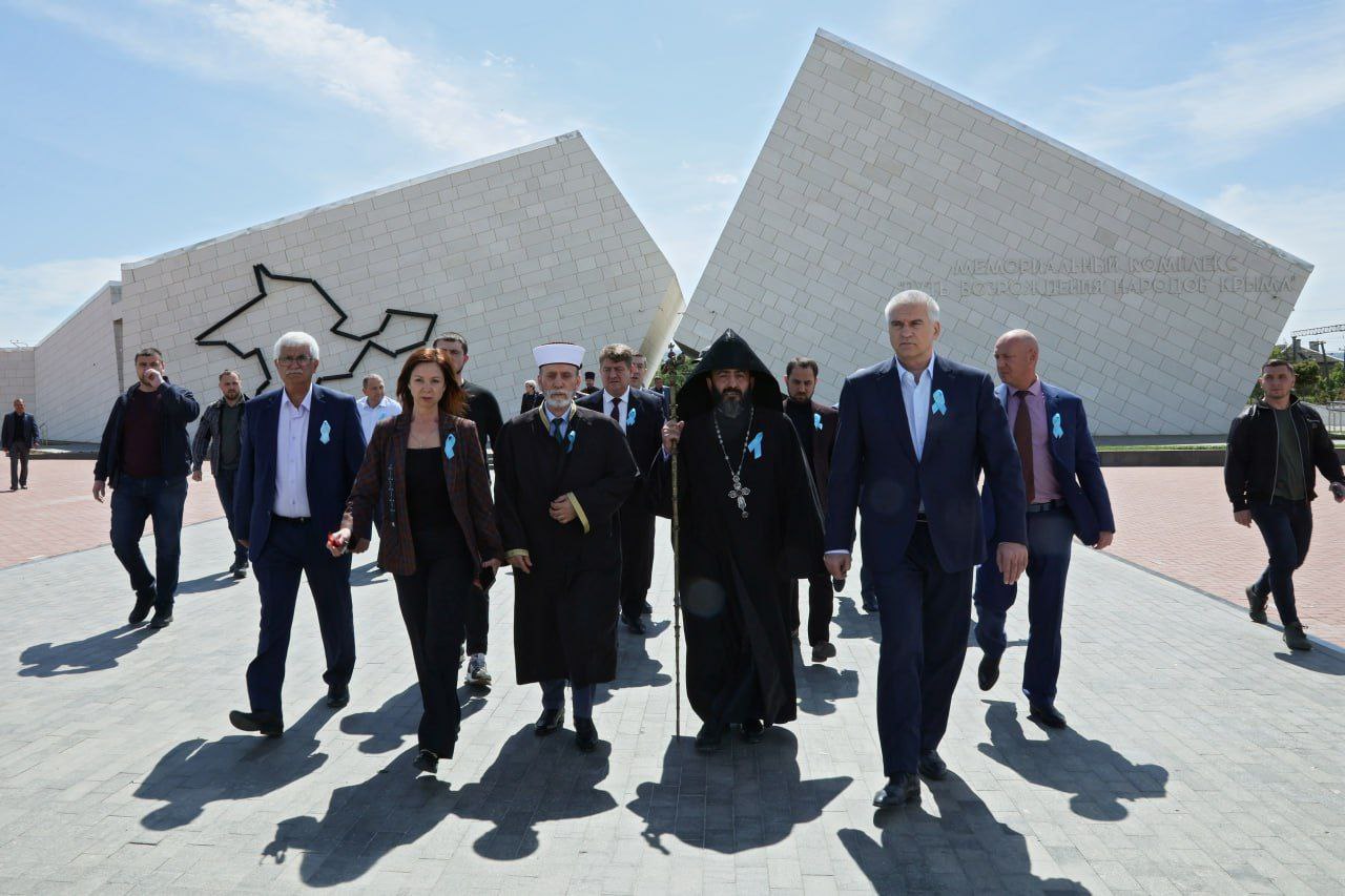 В Крыму возложили цветы в память о депортированных народах 