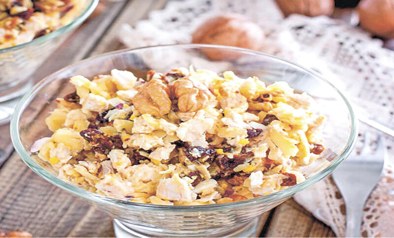 Куриный салат с черносливом, сыром и грецким орехом: рецепт от «Крымской газеты»