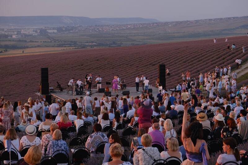 Джаз в лавандовых полях: в Крыму снова проходит фестиваль «Природа искусства»