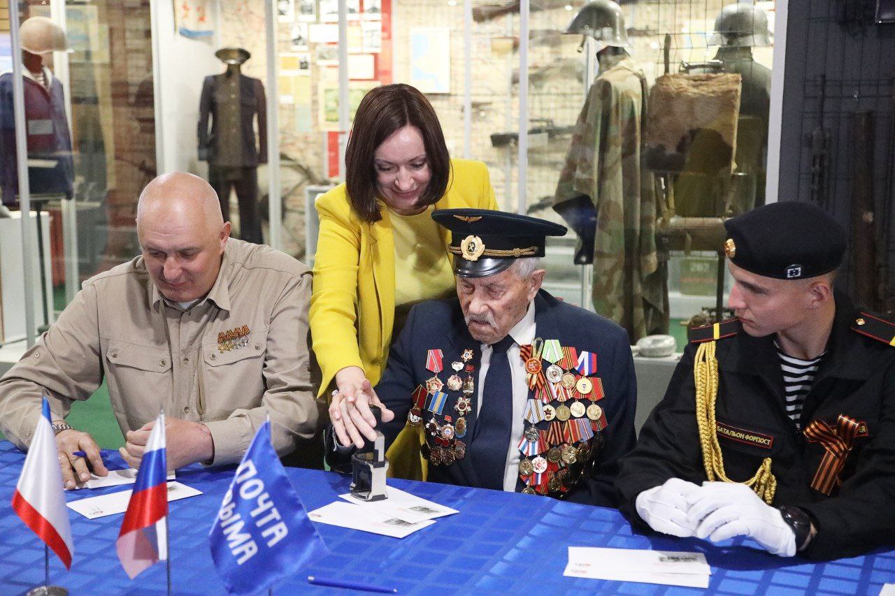 В Крыму погасили марку к 80-летию освобождения Крыма - фотогалерея