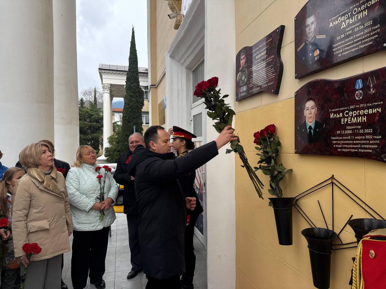 В ялтинской школе увековечили память героя СВО 
