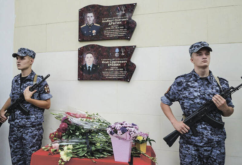 Восьми ялтинцам, погибшим в зоне СВО открыты мемориальные доски 