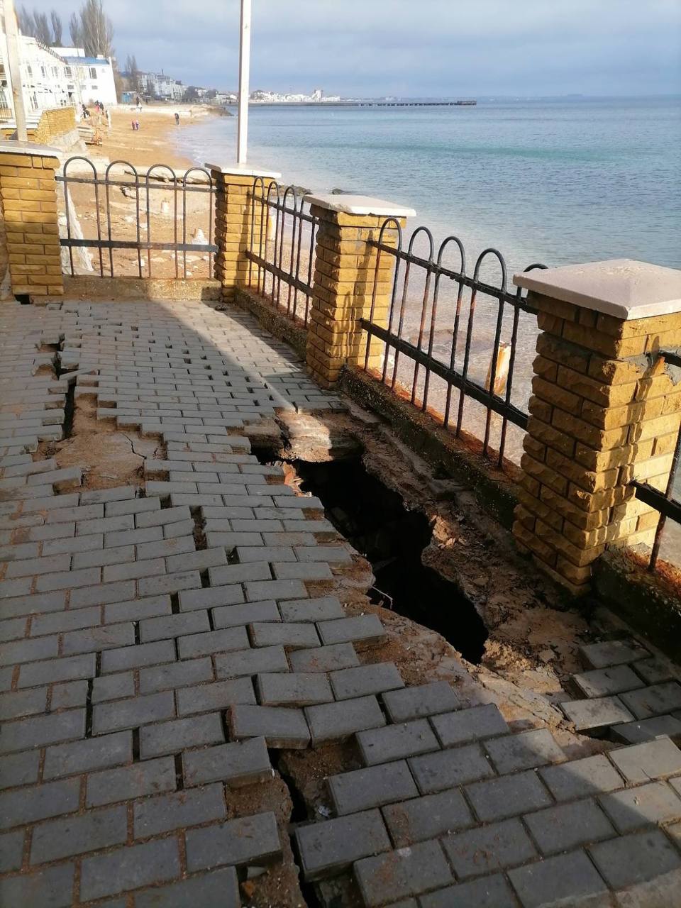 Прокуратура начала проверку по факту частичного разрушения пляжа в Феодосии