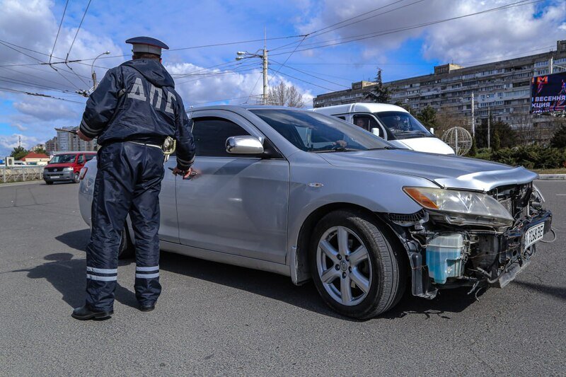 Как сотрудники ГИБДД ловили водителей-должников в Симферополе - фото