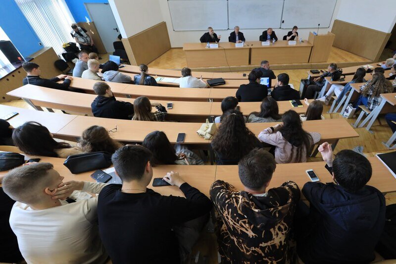 Сергей Аксёнов поздравил студентов Крыма