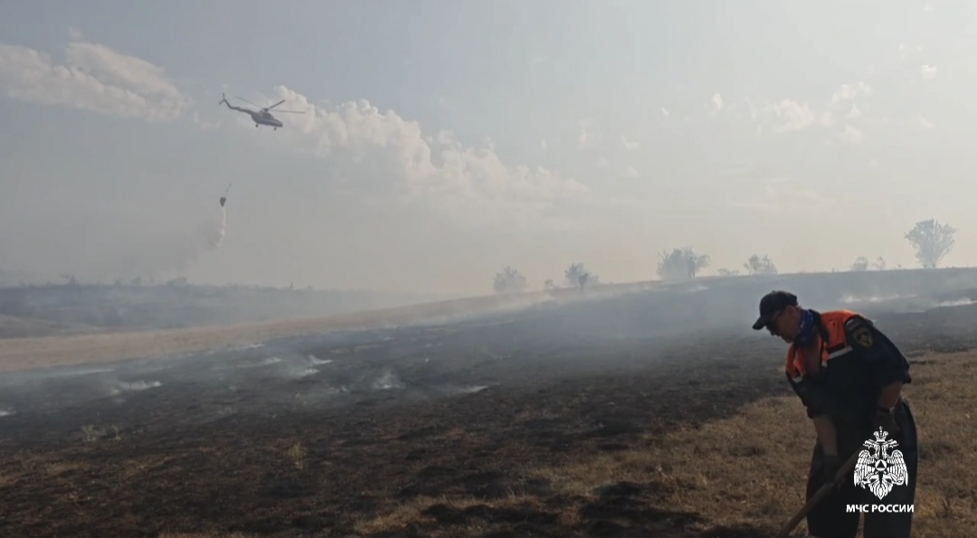 В Симферопольском районе горит 21 гектар леса: для тушения задействовали вертолëты 