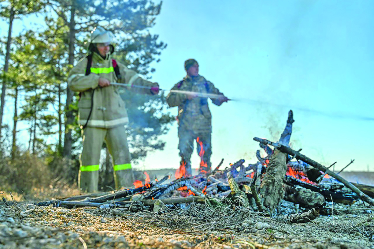 Почти 2000 добровольцев в Крыму помогают МЧС тушить пожары