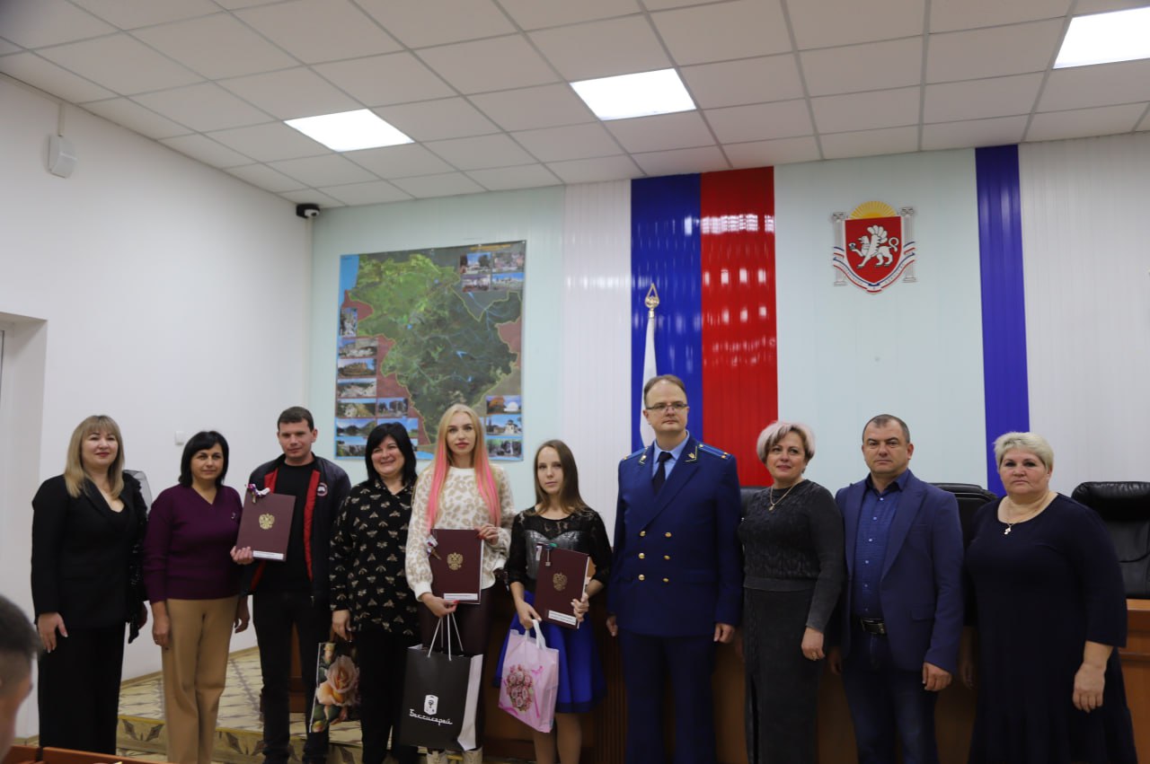 Троим сиротам из Бахчисарайского района выдали квартиры