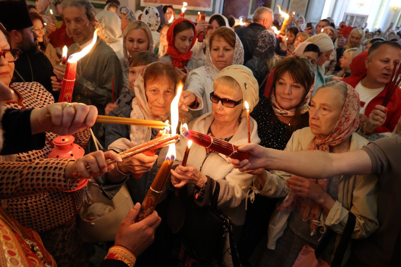  В Крым доставили Частичку Благодатного огня, сошедшего в храме Гроба Господня в Иерусалиме -фоторепортаж