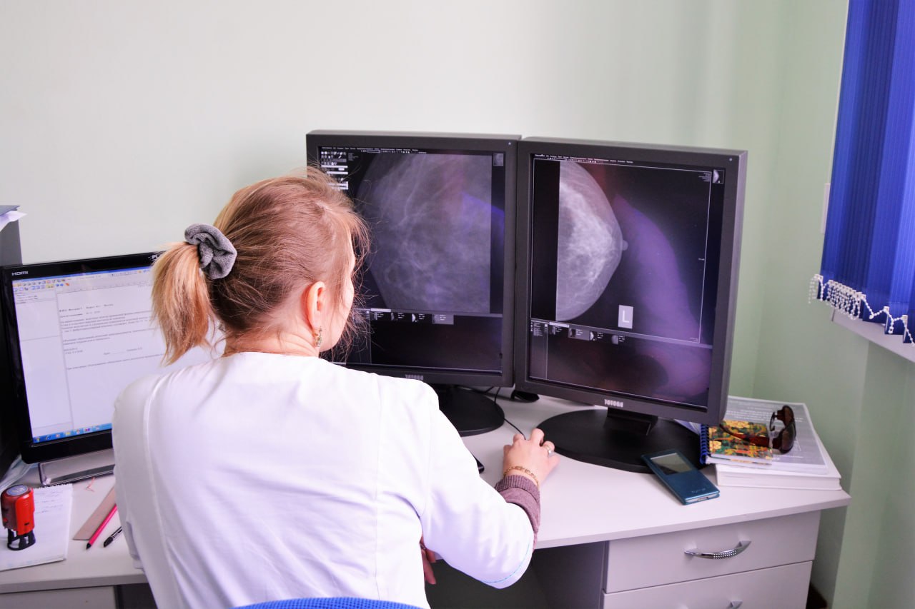 Рак молочной железы: кто относится к группе риска и при каких симптомах необходимо срочно обратиться к врачу