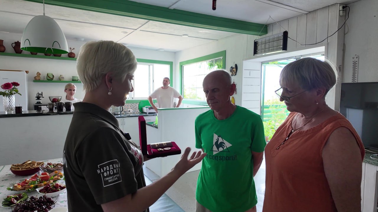 В Крыму посмертно вручили медаль за помощь фронту волонтёру-инвалиду