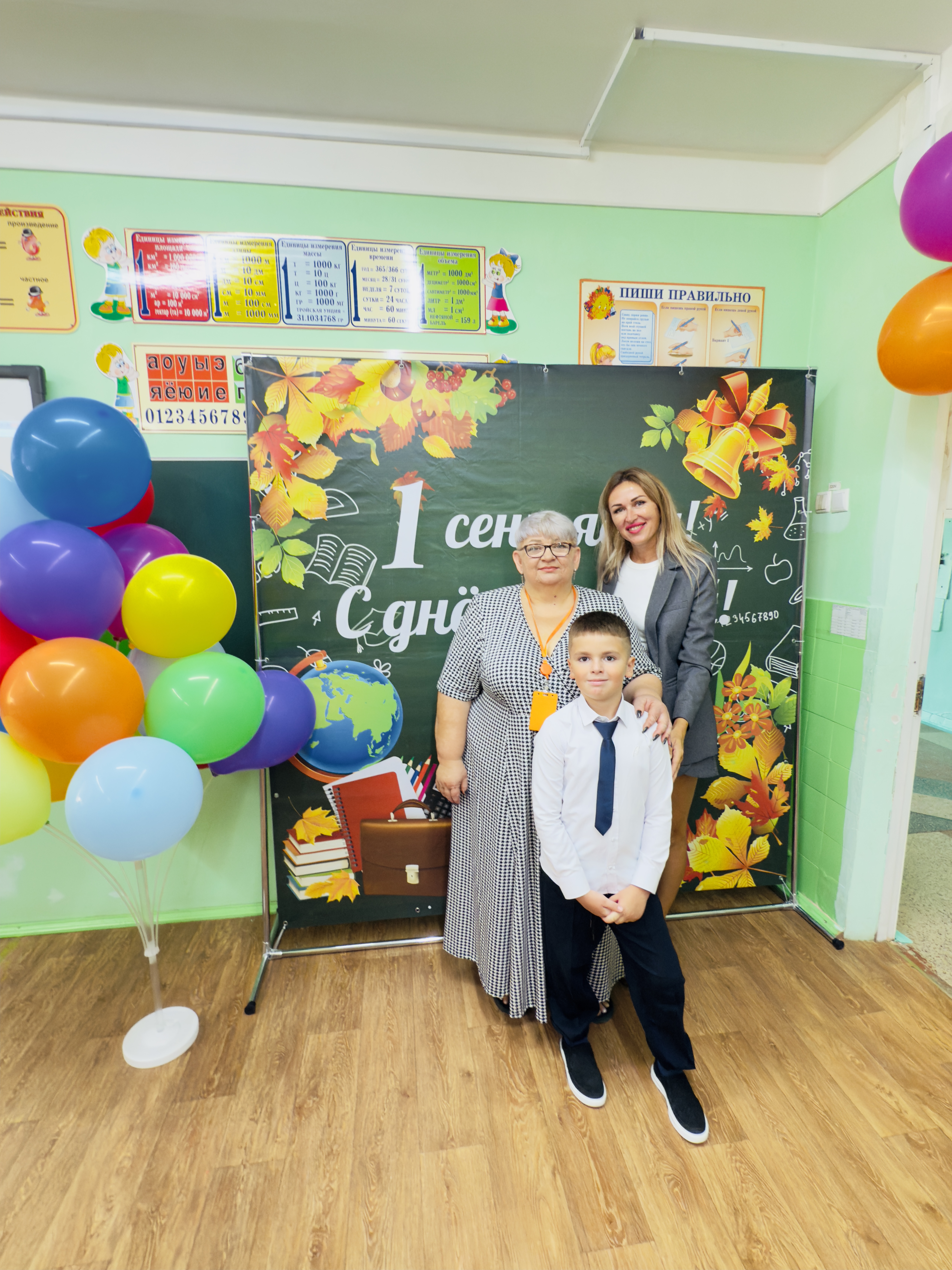 Поддержит и утешит, и утрёт с щеки слезу: стихотворение о первой учительнице