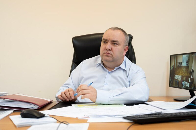 История короны на гербе Симферопольского района, вопрос села Родниково и судьба аварийных пляжей Николаевки: интервью Дениса Кратюка