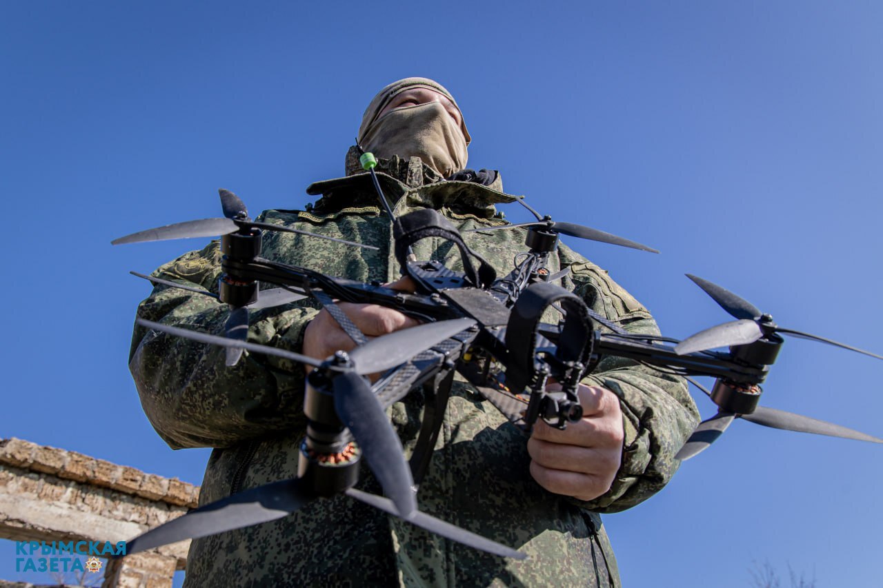 FPV без стабилизации, пайка и тактическая медицина: чему учат в крупнейшем центре операторов дронов в Крыму
