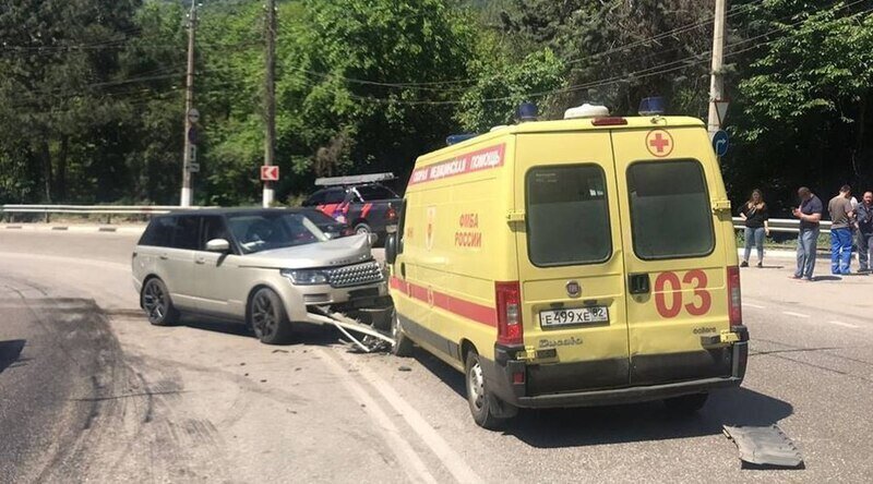 Под Ялтой Range Rover влетел в машину скорой помощи, пострадал пациент 