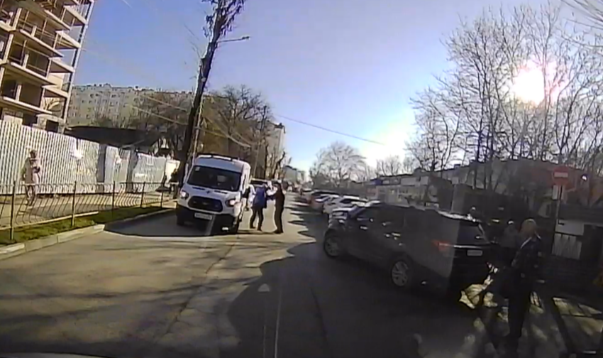 В Симферополе водитель внедорожника избил водителя скорой помощи