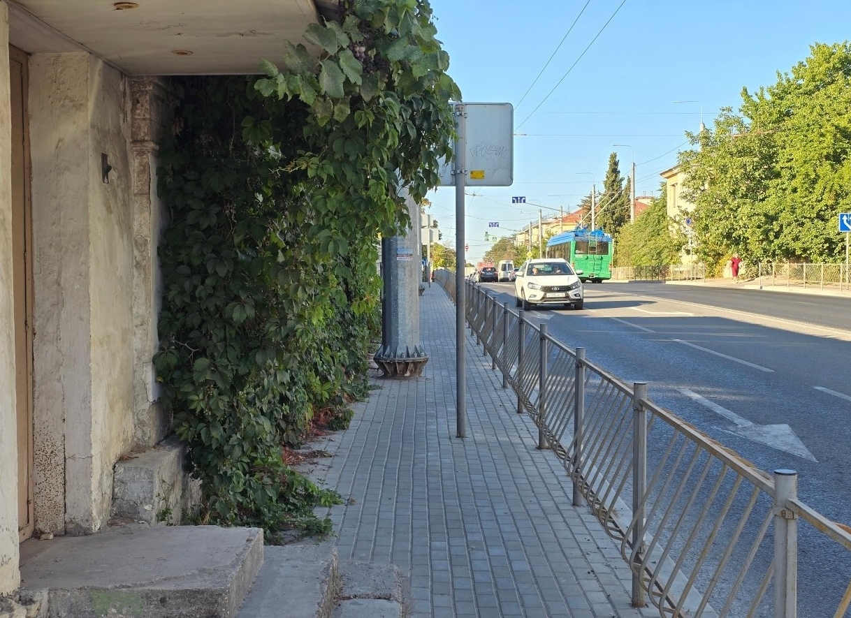 Машинам стало легче, а пешеходы и так проберутся: севастопольцы возмущены тротуарами в городе