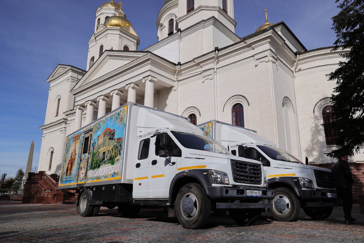 Псковская епархия передала Крыму три медицинских автомобильных комплекса