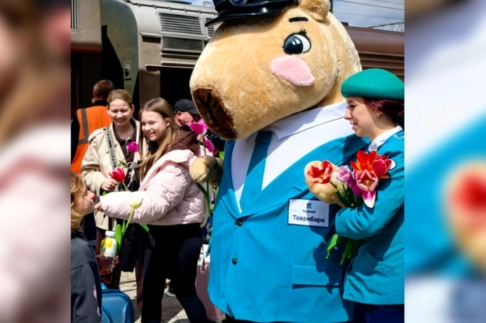 На вокзале Симферополя пассажирок встретили тюльпанами