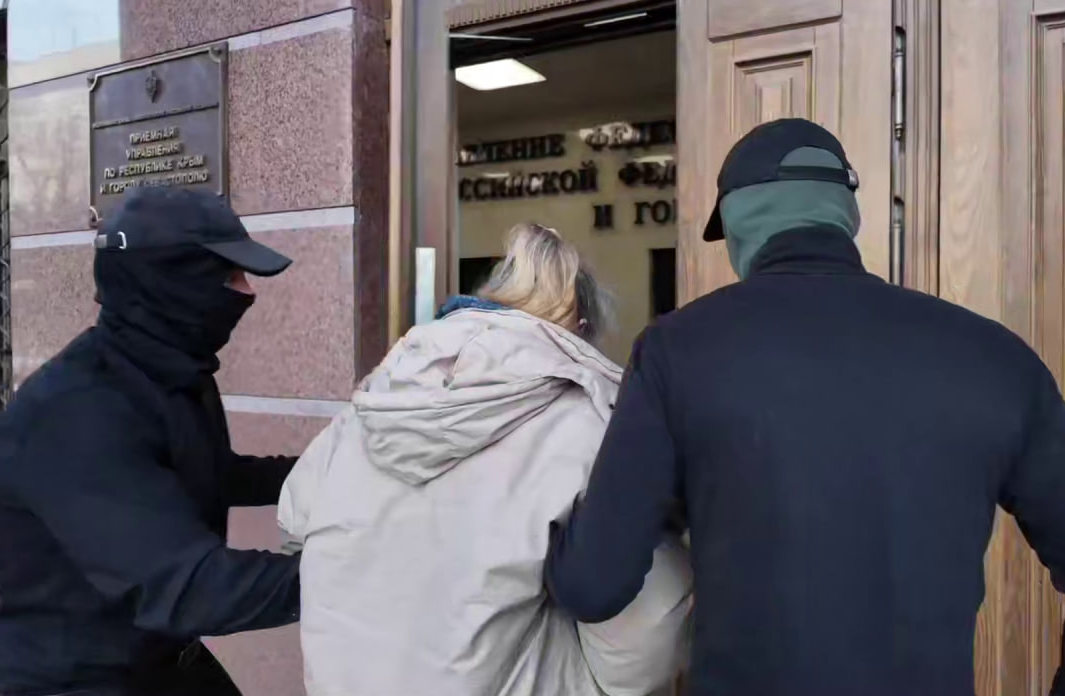 Сотрудники ФСБ задержали в Крыму двух женщин по подозрению в госизмене