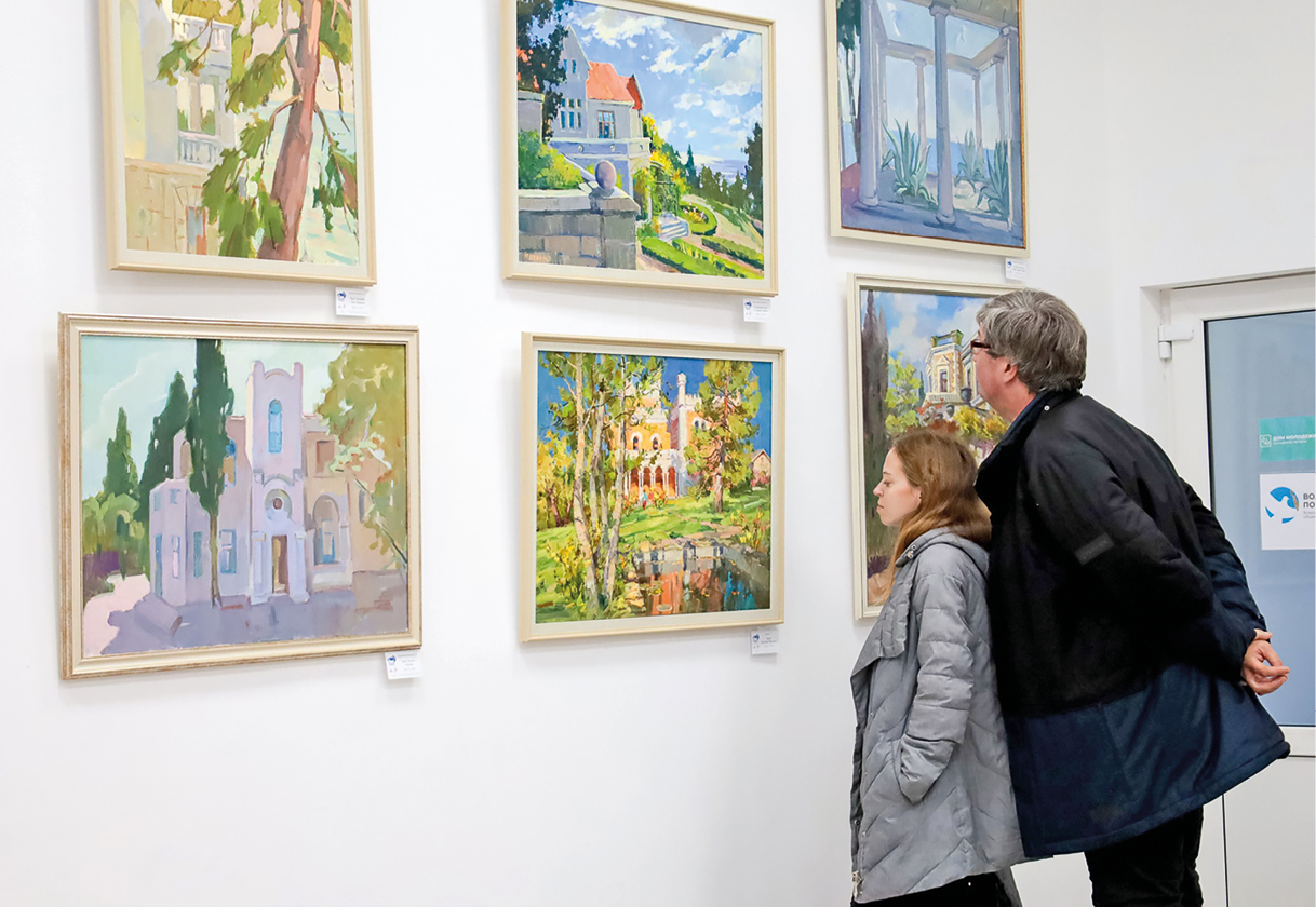 Дворцовые парки, сады и усадьбы: в Евпатории открылась художественная выставка «Таврида сокровенная»