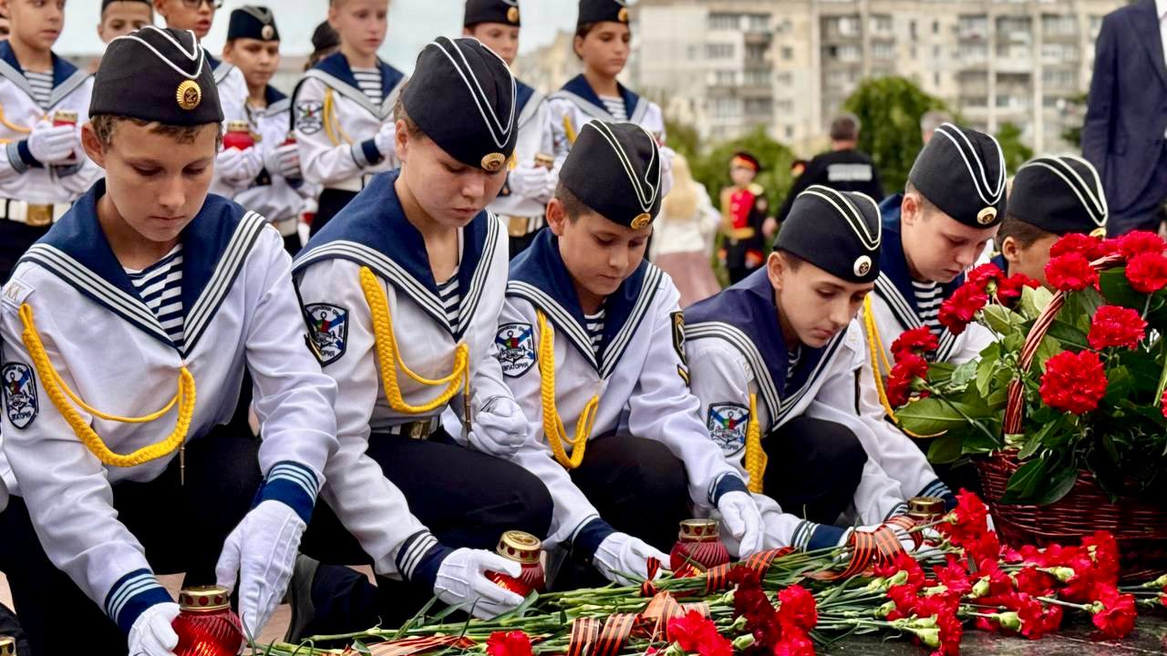 Память поколений: в Евпатории прошла патриотическая акция «Непокорённые»