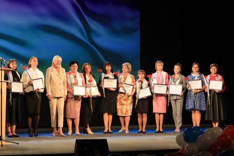 Крымским учителям вручили премии и награды - фото